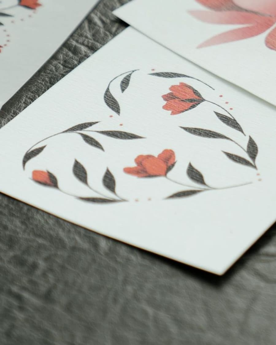 Colour flash card of red poppies and leaves arranged in a heart